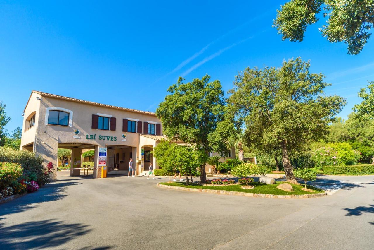 Chalets Met Buitenkeuken Op Camping Lei Suves - Joycasa Roquebrune-sur Argens Esterno foto