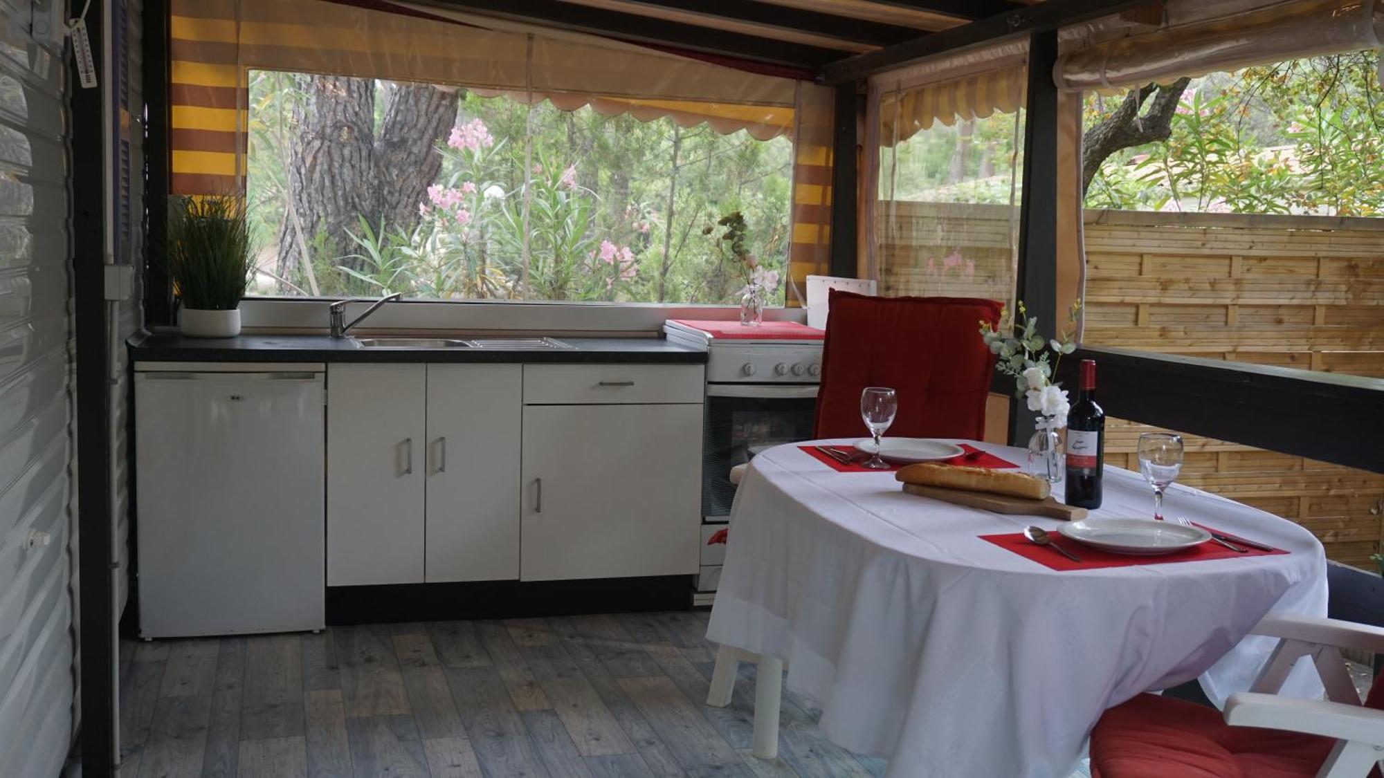 Chalets Met Buitenkeuken Op Camping Lei Suves - Joycasa Roquebrune-sur Argens Camera foto